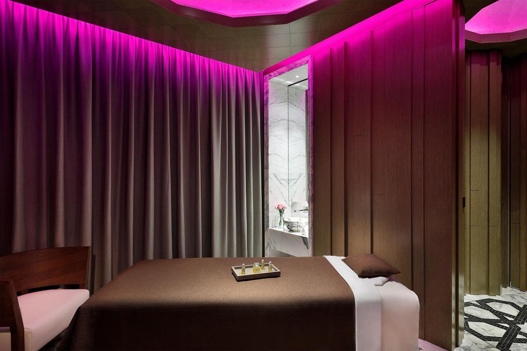 W Muscat Hotel Kültér fotó A treatment room at the spa